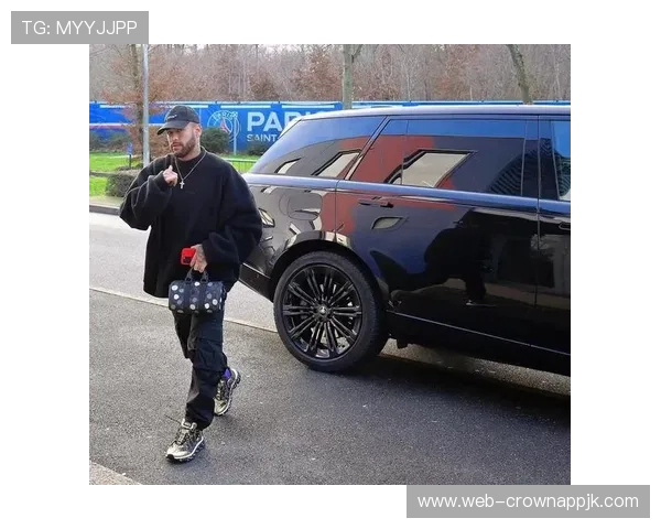 内马尔这直接开豪车进训练场？普通人这生活白羡慕哭了！