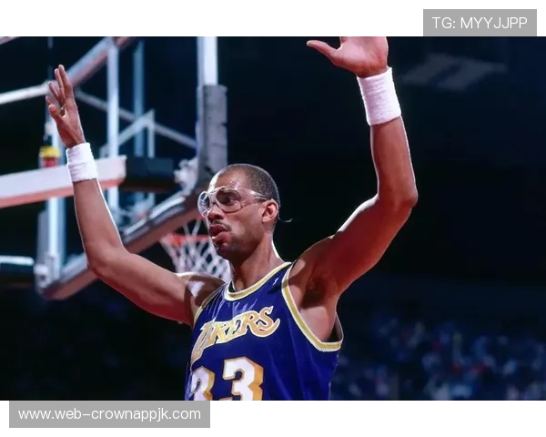 卡里姆·阿布杜尔-贾巴尔盖帽关键时刻更胜张伯伦展现顶尖防守能力