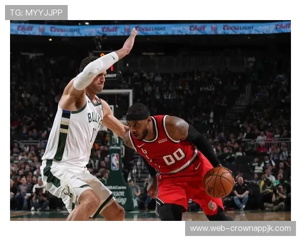 安东尼从单打转无球跑位拉开内线空档提升外线效率