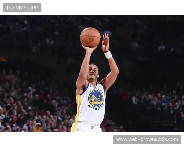 普尔靠无球掩护吸引大个换防拉开三分空间