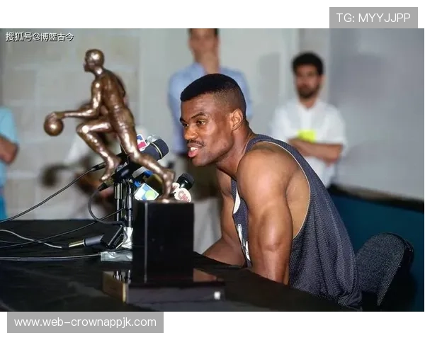 大卫·罗宾逊内线挡拆频频制造包夹压制对手防守效率提升明显