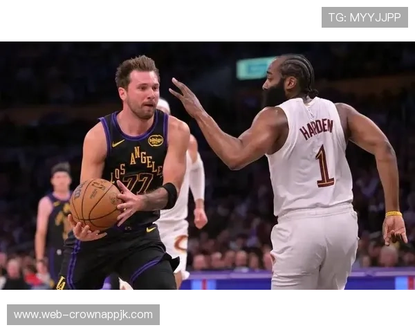 基德控场组织对比东契奇，持球突破提升球队攻防转换效率