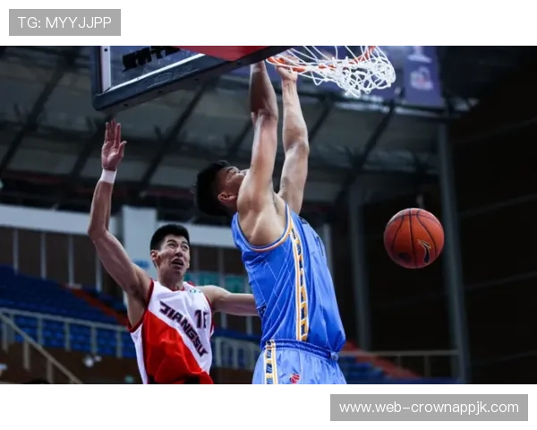 内线核心尼克·科里森挡拆制造错位显著提升球队防守效率